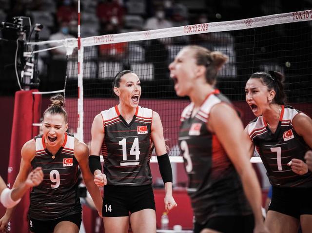 美俄女排默契球真狠!土耳其3-2都算到了,中国距出线就差这3分