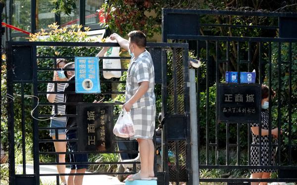 记者实地探访郑州封控区:居民生活供应有保障