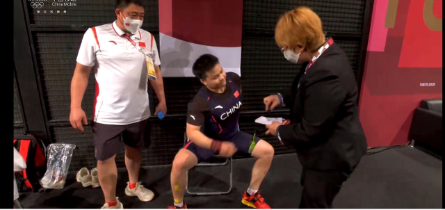 女裁判又来了,中国举重铁粉!又问汪周雨要签名 曾问吕小军签名