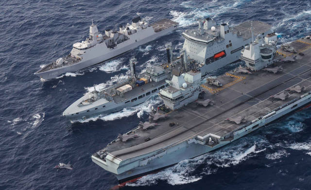 英国航母编队悄悄离开,德护卫舰启程前往南海,还想访问中国上海