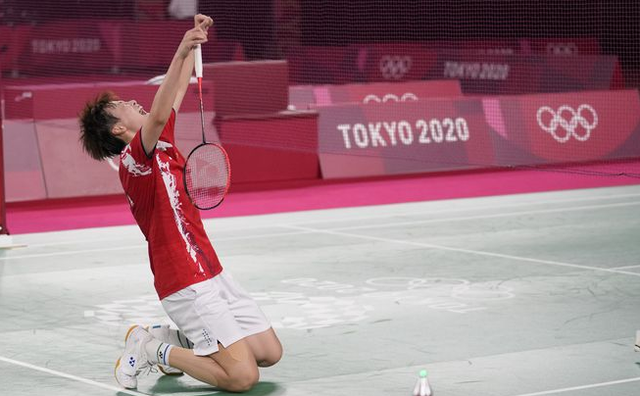 陈雨菲夺金后,眼眶湿润不忘展示胸前的五星红旗,太帅气了!