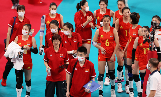 虽创奥运最差成绩,仍感谢铁榔头!女排横扫强敌,郎平落泪告别!