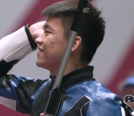 4金1银6铜收官创历史!中国射击太强:00后神枪手破纪录挥拳庆祝