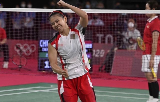 球拍打变形!陈清晨贾一凡首次参赛就摘银,勇战决赛气焰高