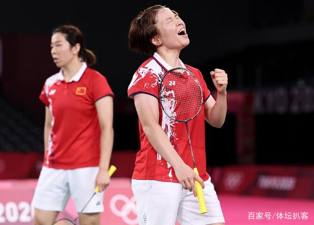 国羽崩盘丢金!印尼组合创造历史:躺地上激动打滚,掩面喜极而泣