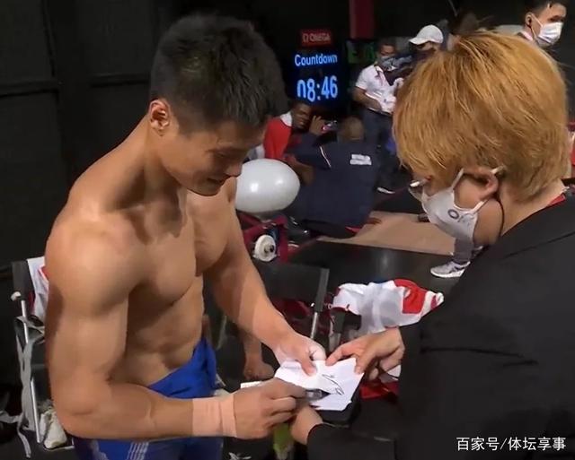 被征服了?裁判又找中国运动员要签名了,中国举重队威武