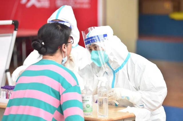 湖北荆州火车站或已形成传染链,网友:旅行团是名副其实的王炸!