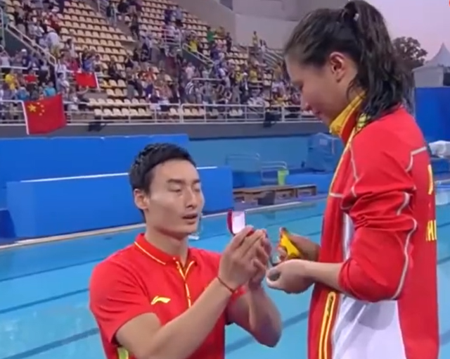 奥运选手肤白貌美不输女星,得奖牌后被男友求婚!场面浪漫又感人