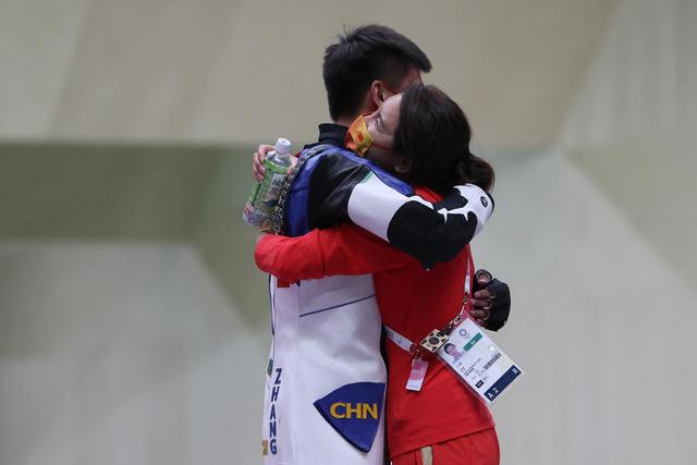 破世界纪录!恩师杜丽!“00后”张常鸿50米步枪三姿夺金