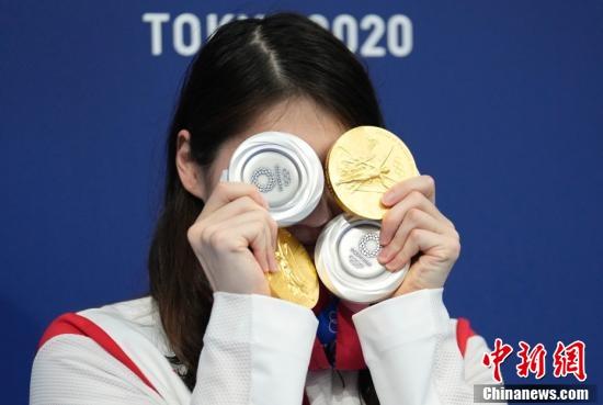 东京奥运会泳池“劳模”张雨霏“披金挂银”秀奖牌