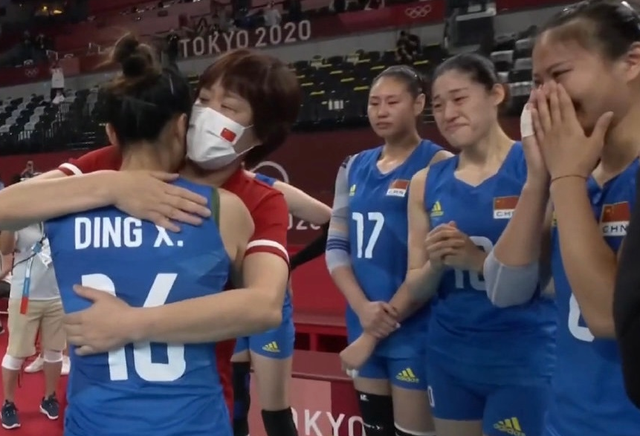 太催泪!中国女排站成一排,挨个与郎平拥抱挥别,眼眶全都红了