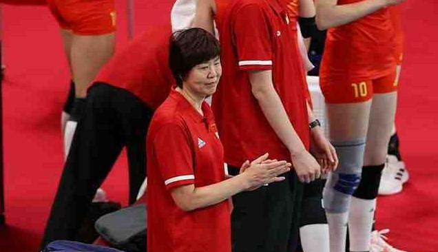 泪崩!中国女排全队向郎平鞠躬,挨个拥抱队员,丁霞等人全哭了