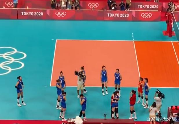 催泪!中国女排球员赛后集体鞠躬郎平,袁心玥哭到不敢上前拥抱