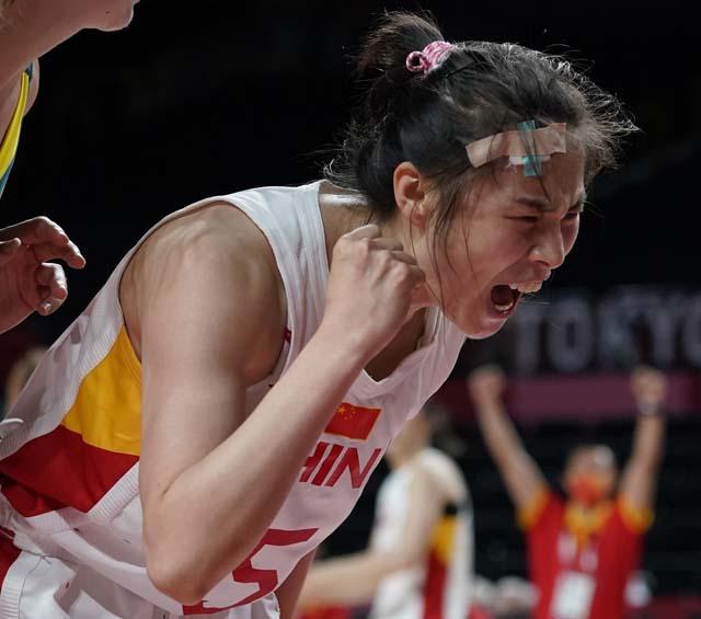 4人得分上双+12分大胜!中国女篮继续爆发,小组第一晋级,太棒了