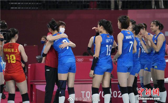 女排队员哭着与郎平拥抱告别