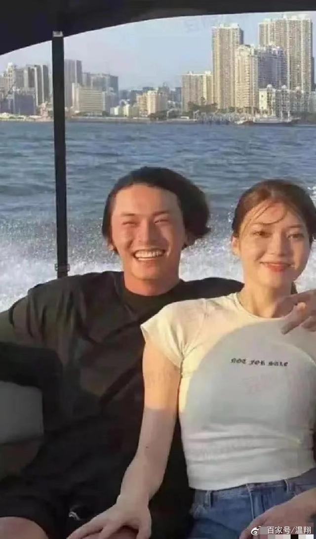 王佩雯疑似回应和张哲瀚绯闻,去年三月份分手,钻戒解释有点牵强