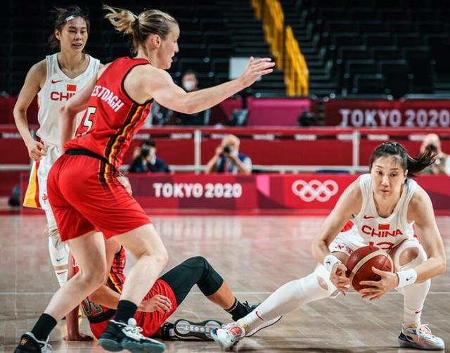 女篮三连胜锁定C组第一!四强赛避开美国,冲击奥运前三又进一步