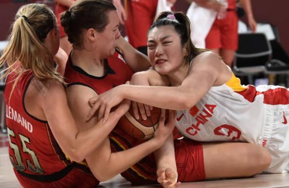 小组第一出线!中国女篮险胜劲敌取3连胜,淘汰赛获利好夺牌有望