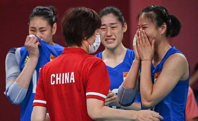 鞠躬,拥抱,流泪,阳光总在风雨后,再见,中国女排……