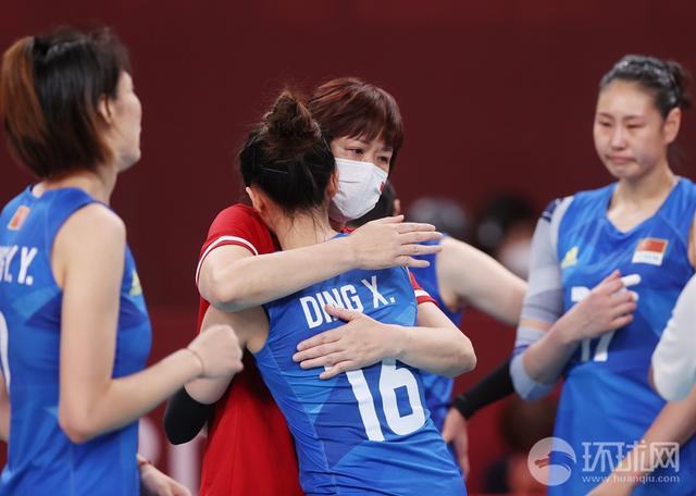 中国女排告别战3:0战胜阿根廷,郎平与女排姑娘逐一拥抱,泪洒赛场