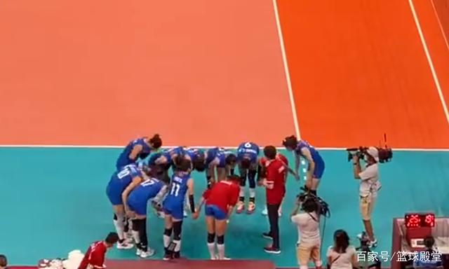 催泪!播报员送别女排,郎平赛后和全员拥抱,全队+球迷全哭了