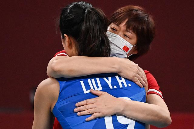 中国女排哭了!队员鞠躬感谢郎平,希望大家一切都好,三年后再来