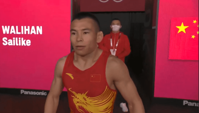 险些被裁判“绝杀”!中国摔跤版字母哥,惊险斩获铜牌!