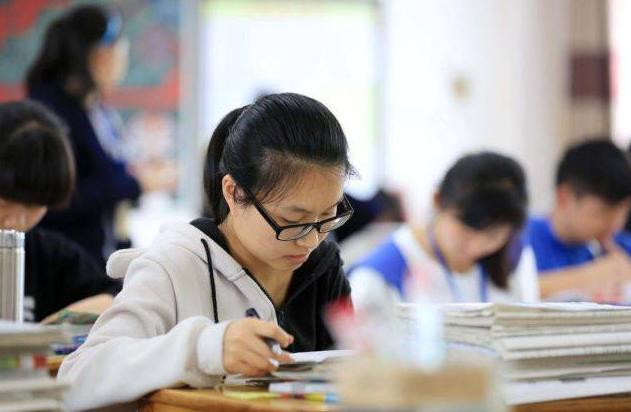 安徽一老师被称为四大名补,拥有一栋别墅,还在给学生补课