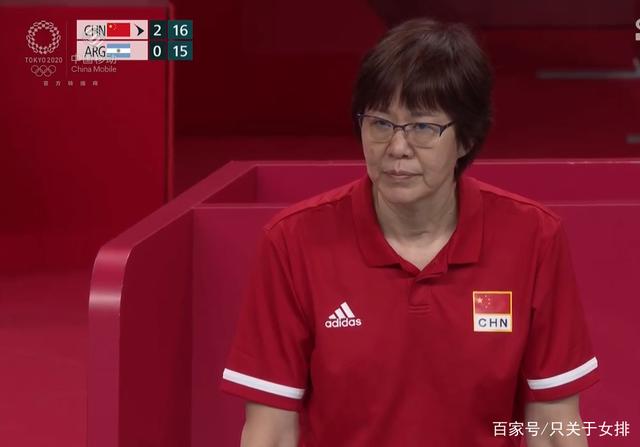 传奇永不落!郎平生涯谢幕战,女排国手哭成泪人,郎平逐一拥抱