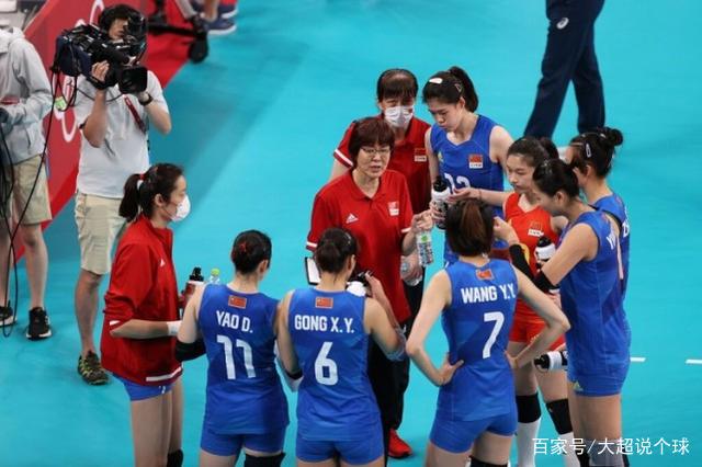 人民日报送祝福!女排鞠躬+落泪,郎平:三年后你们要拿回金牌!