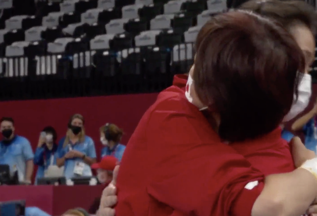 郎平执教谢幕与队员相拥而泣!两度带女排走出困境:要说声谢谢