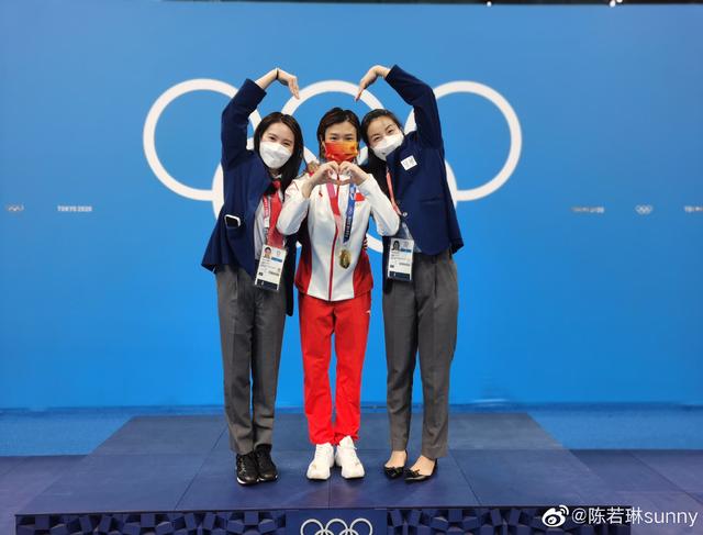可可爱爱!施廷懋王涵包揽金银牌,郭晶晶陈若琳挤上台求合照