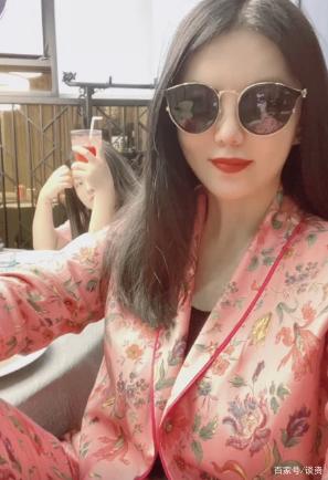 李湘近照暴瘦,脸小一圈,背后12岁王诗龄的发色亮了