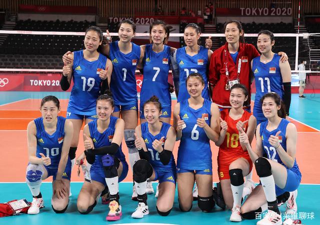 郎平最后寄语女排!全队合影笑着流泪,又给她深深鞠躬朱婷也哭了