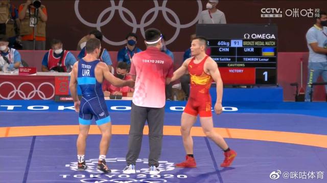 中国选手瓦里汗-赛里克获得古典式摔跤60公斤级铜牌