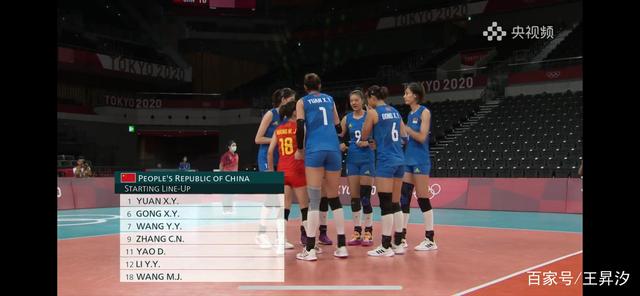 中国女排赛后哭了,郎指导与选手们一一拥抱。阳光总在风雨后