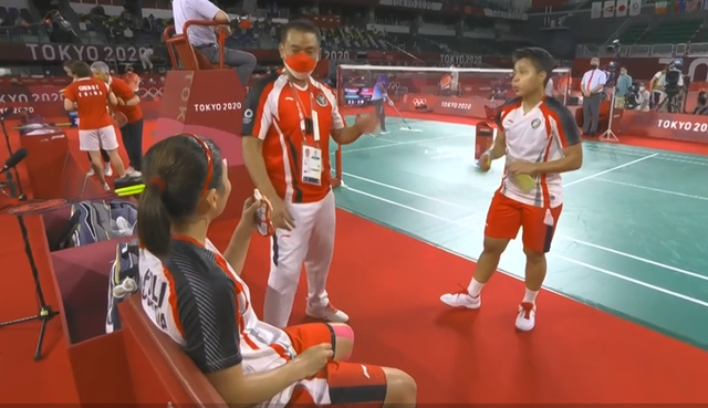 2:0!印尼组合胜中国夺冠,34岁老将跪地哭泣,中国选手暖心安慰