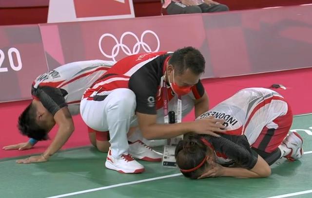 奥运会感动一幕!印尼34岁老将夺金后哭成泪人,中国队大方恭贺