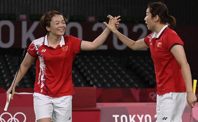 历史性突破!印尼选手夺冠后倒地痛哭,凡尘组合送拥抱祝贺!