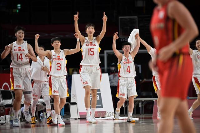 双塔20+13统治禁区,中国女篮全胜避开强队,目标瞄准四强