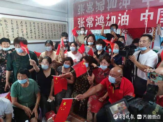 张常鸿妈妈:特意穿上红旗袍,祝福孩子旗开得胜