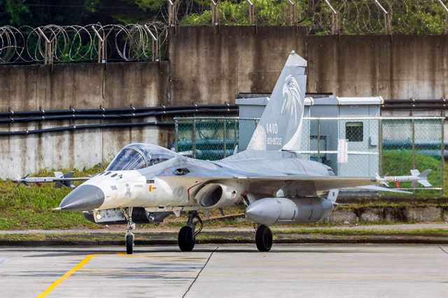 解放军军舰尾随英航母过巴士海峡 台军战机紧急起飞