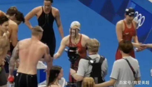 赢得对手尊重!英国冠军主动鞠躬+握手中国接力4将!与闫子贝拥抱