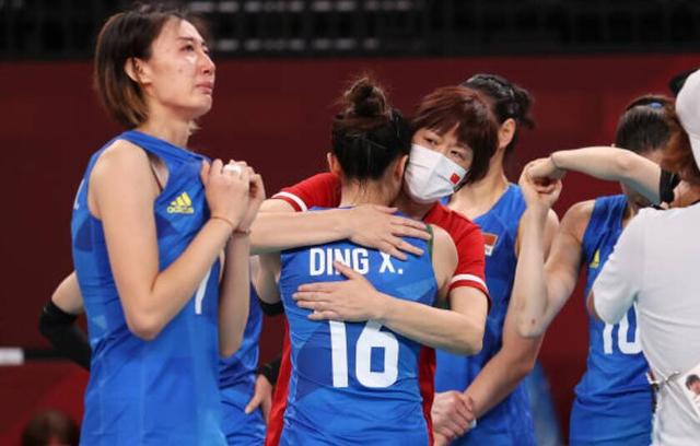 再见郎平!中国女排昂首离开,铁榔头透露未来计划,盛赞一新人