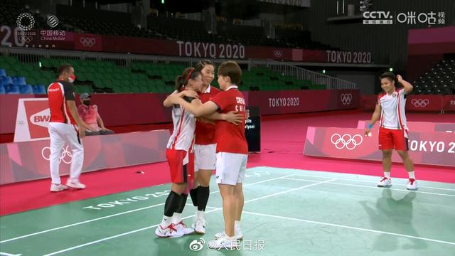 赛场厮杀,赛后相拥——这才是与对手正确的交锋方式