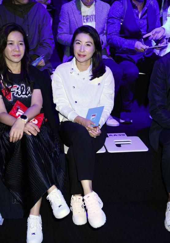 郭晶晶仍然有一颗童心,与俩奥运冠军合影比心,画面真挺治愈的