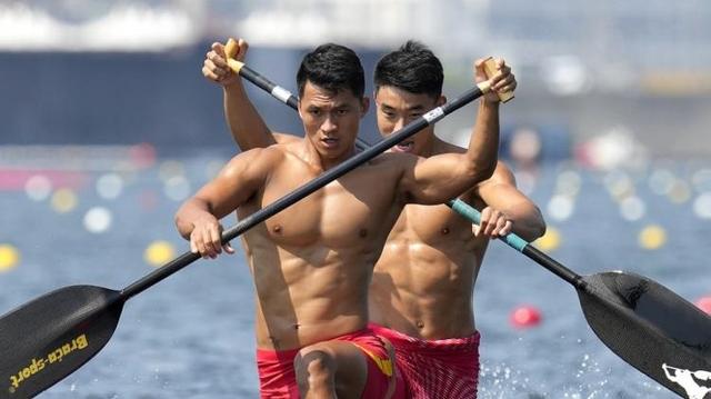 男子1000 米双人划艇 中国选手刘浩 & 郑鹏飞强势直接晋级半决赛