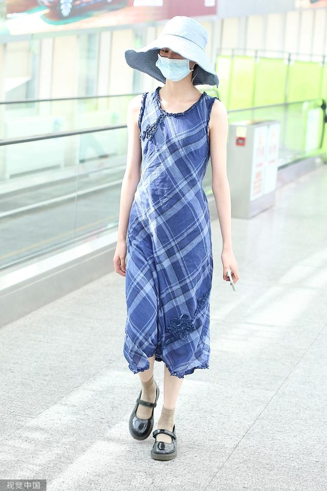 组图:邱天大檐帽搭蓝色格子裙秀曲线 造型文艺十足精致锁骨吸睛
