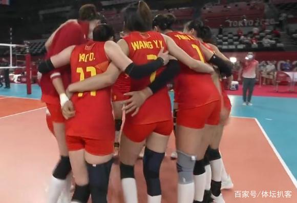 中国女排赢球后狂欢!又蹦又跳,开心与郎平击掌,龚翔宇喜极而泣