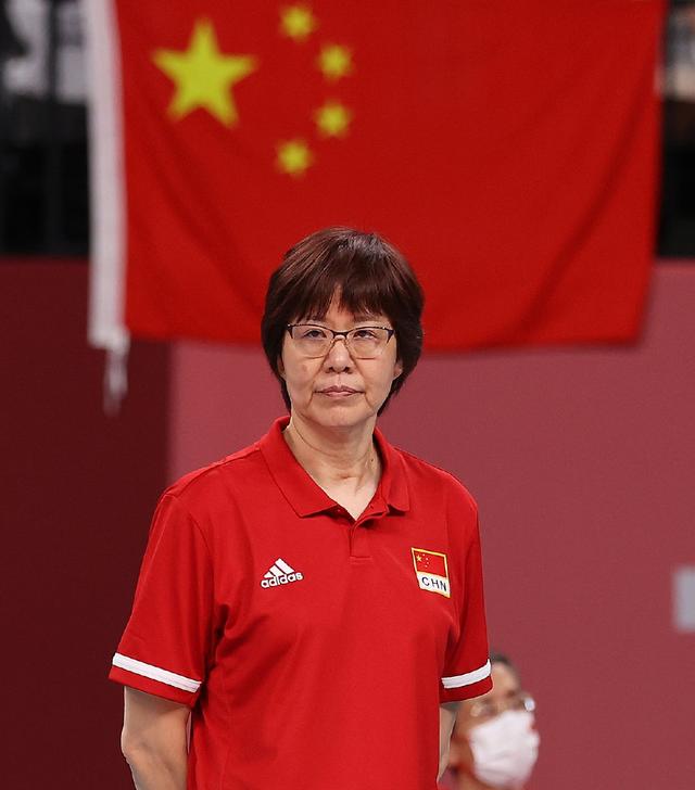 告别!女排队长朱婷1句话惹集体泪崩,李盈莹袁心玥更是哭出画面